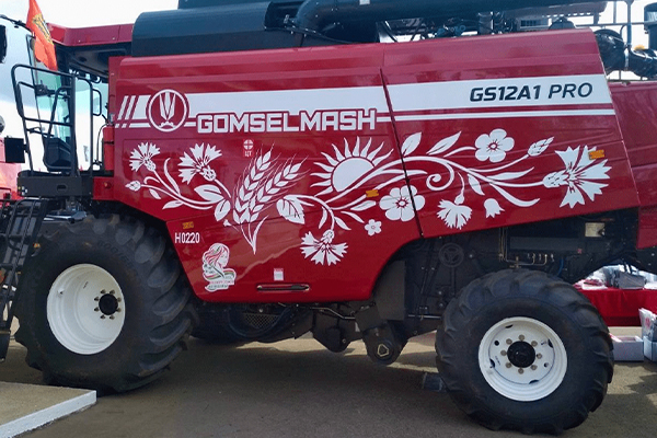 Три хозяйства Столбцовского района получили новую технику от «Гомсельмаша»